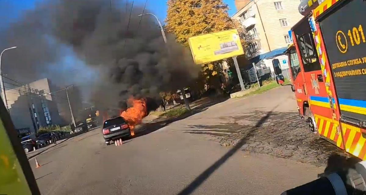 У Рівному згорів автомобіль у ДТП на вулиці Грушевського (ВІДЕО)