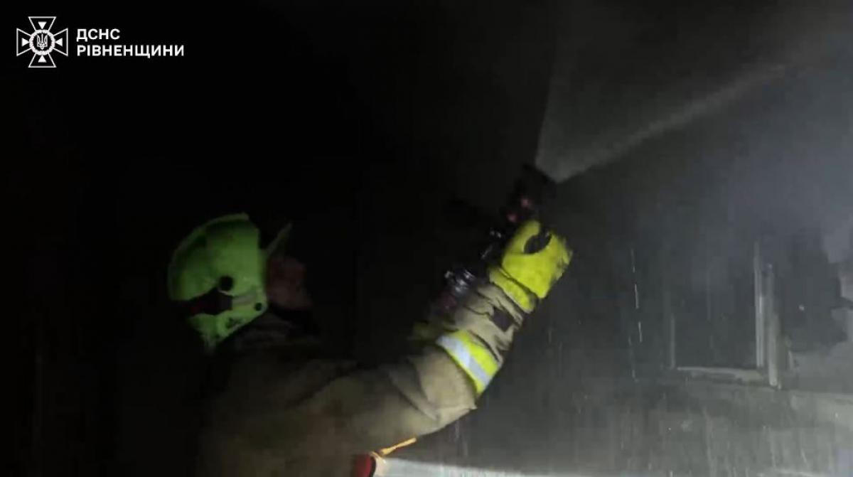 Вогонь у багатоповерхівці: у Рівному на місці пожежі знайшли тіло пенсіонера (ВІДЕО)