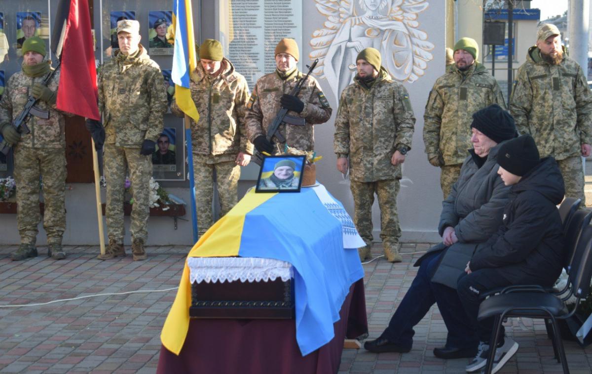 Здолбунів попрощався із загиблим захисником Максимом Сапожніковим