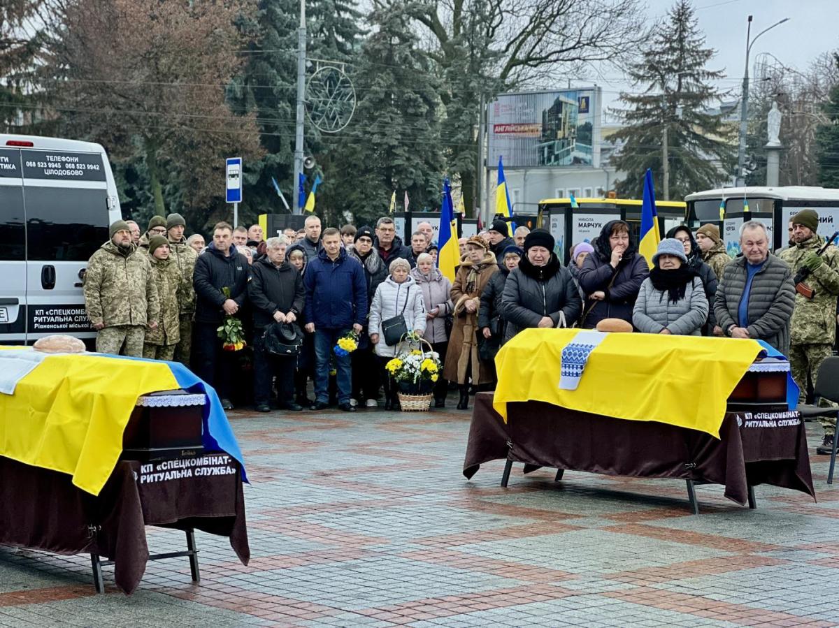 «Дві долі, одна війна»: у Рівному попрощалися із захисниками Олександром Богомазюком та Віктором Бойком (ВІДЕО)