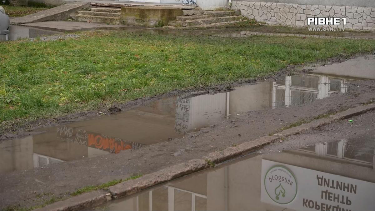 Сморід і ризик замерзнути: мешканці будинку в Рівному – заручники "нічийних" комунікацій (ВІДЕО)