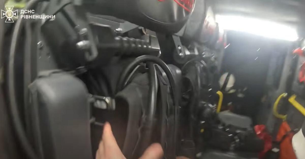 Врятували подружжя та евакуювали 15 мешканців: вогнеборці гасили пожежу у Вараші (ВІДЕО)