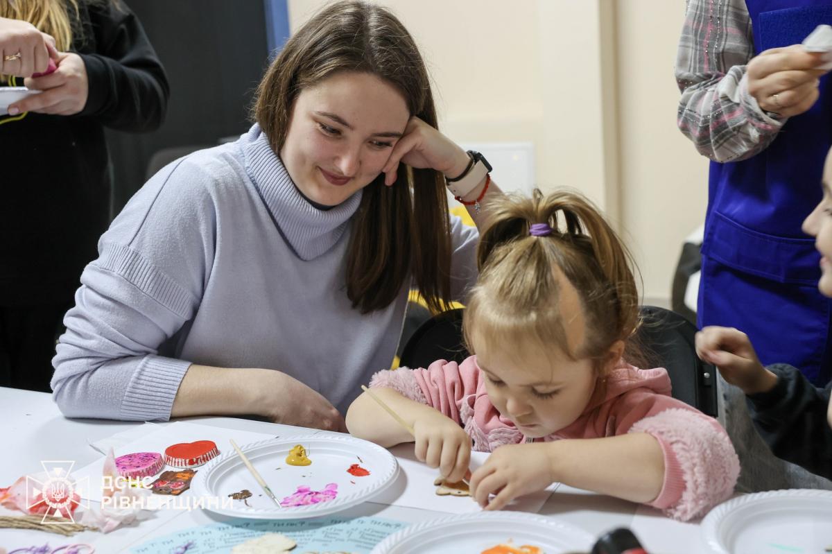 Рівненські рятувальники організували святкову арт-майстерку для дітей (ВІДЕО)