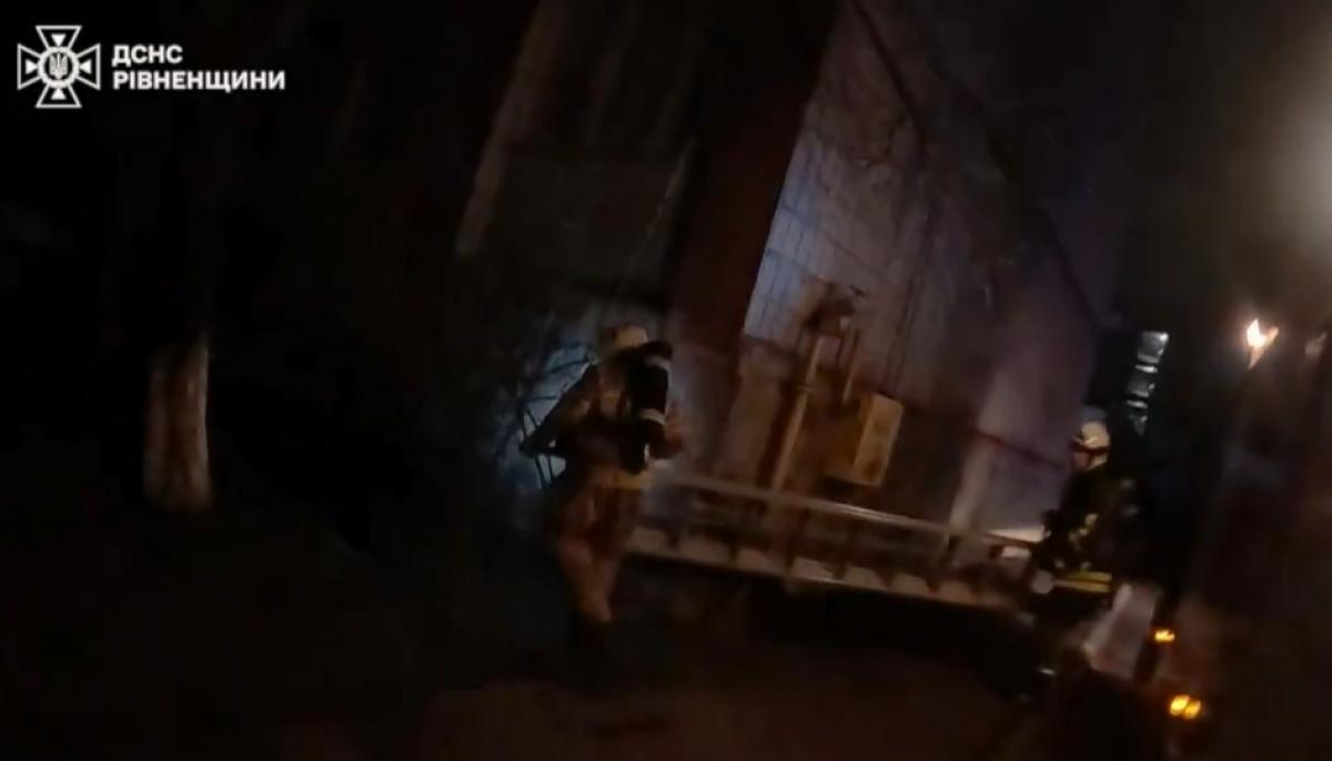 У Рівному загинув під час пожежі чоловік (ВІДЕО)