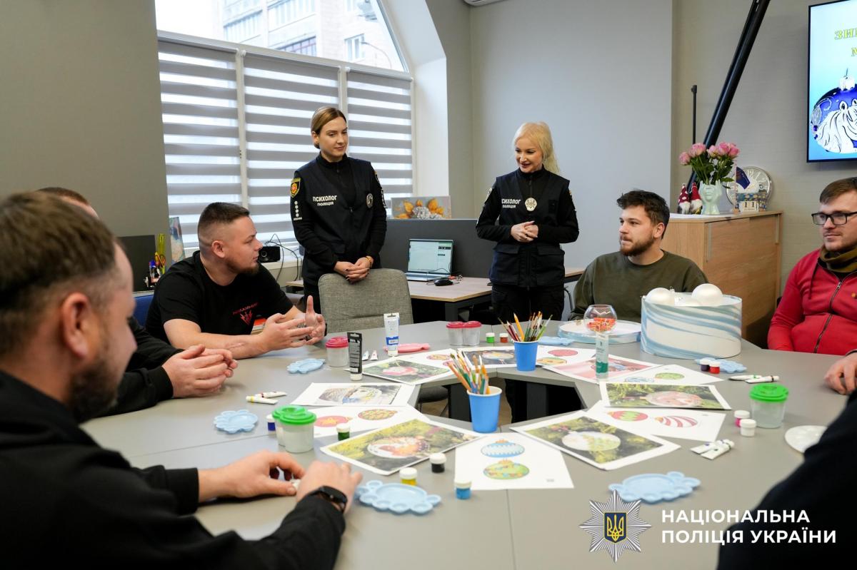 Поліцейські психологи Рівненщини провели пораненим захисникам зимову арттерапію