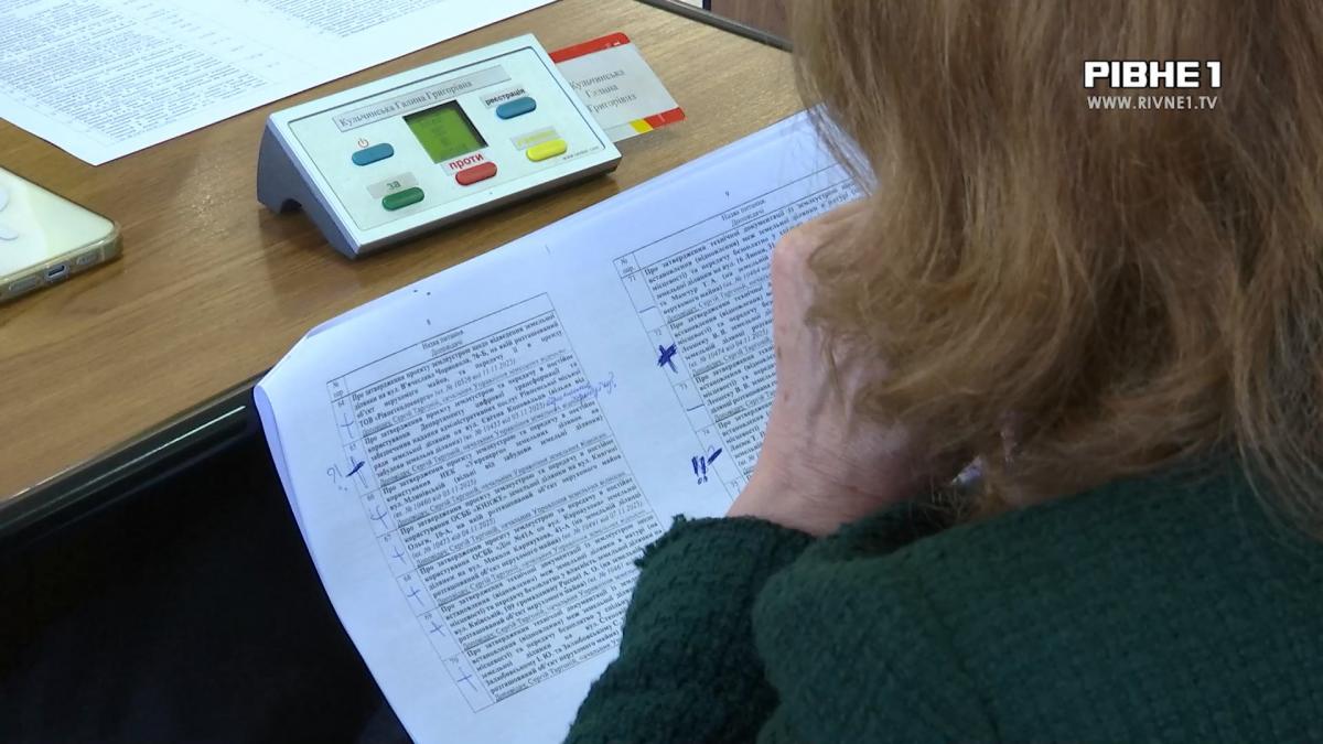 Гроші, тролейбуси та ФОПи: Як пройшла чергова сесія Рівнеради (ВІДЕО)