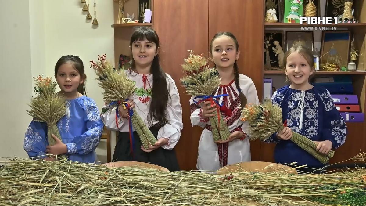 З покоління в покоління: як учні з Рівного в`яжуть дідухи (ВІДЕО)