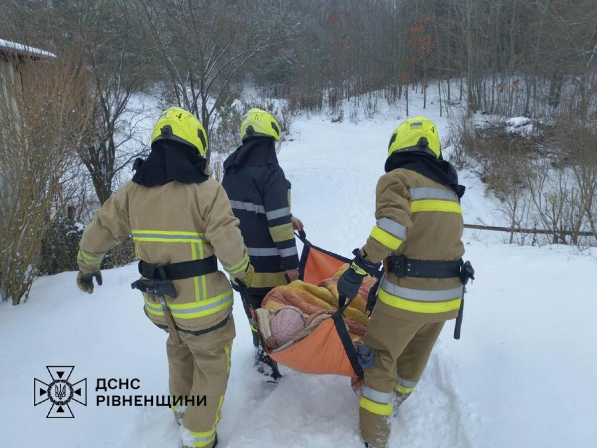 По засніженому бездоріжжю: на Рівненщині рятувальники допомогли медикам дістатися до хворої жінки