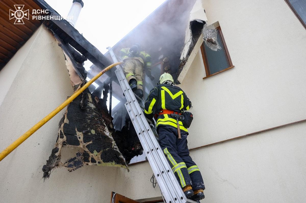 На вулиці Степовій у Рівному горіла котельня приватного будинку (ВІДЕО)