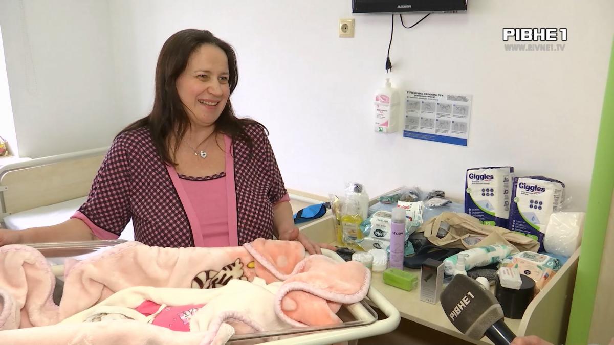 Допомога мамам: хто у Рівному може отримати «рюкзак породіллі» (ВІДЕО)