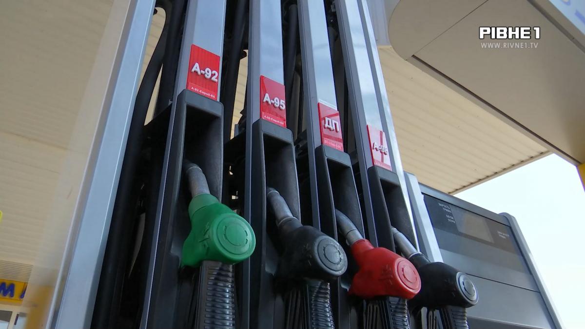 Ростуть як гриби у дощ: що думають рівняни про ціни на пальне (ВІДЕО)