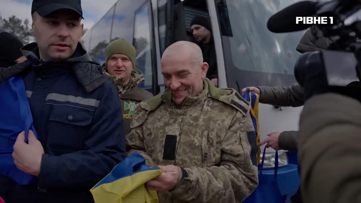 З російського полону повернулися 300 українських захисників: серед них є жителі Рівненщини (ВІДЕО)