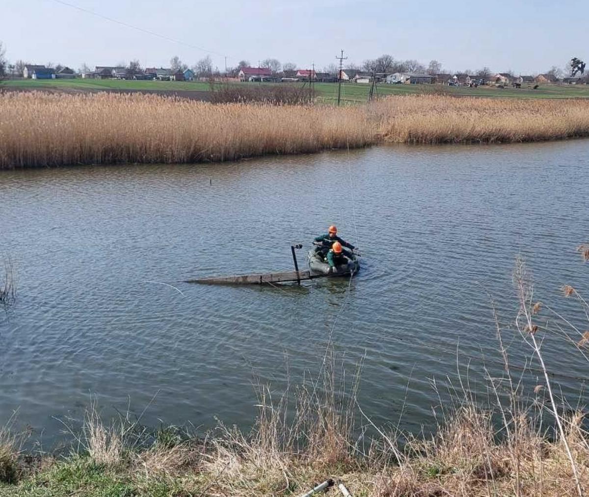 На Дубенщині електрики перенесли опору, яку підмило водою (ФОТО)