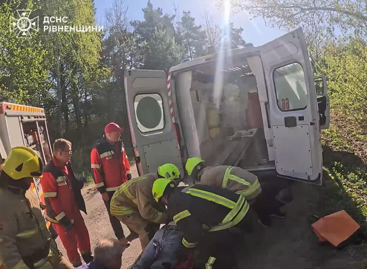 У Рівненському районі рятувальники деблокували жінку з понівеченого внаслідок ДТП авто (ВІДЕО)