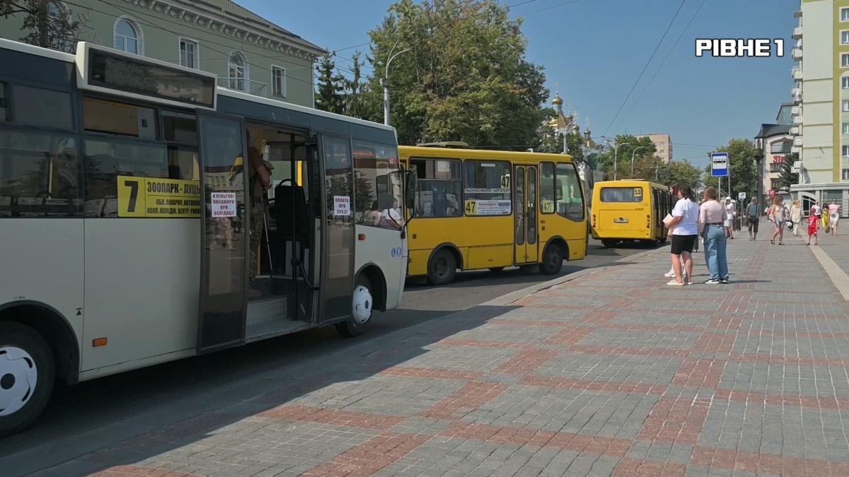 Проїзд за космічні гроші, а комфорт на нулі: реальний стан маршруток у Рівному (ВІДЕО)