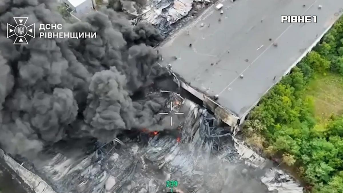 Пожежу на підприємстві у Варковичах гасили близько трьох годин: що знищив вогонь (ВІДЕО)