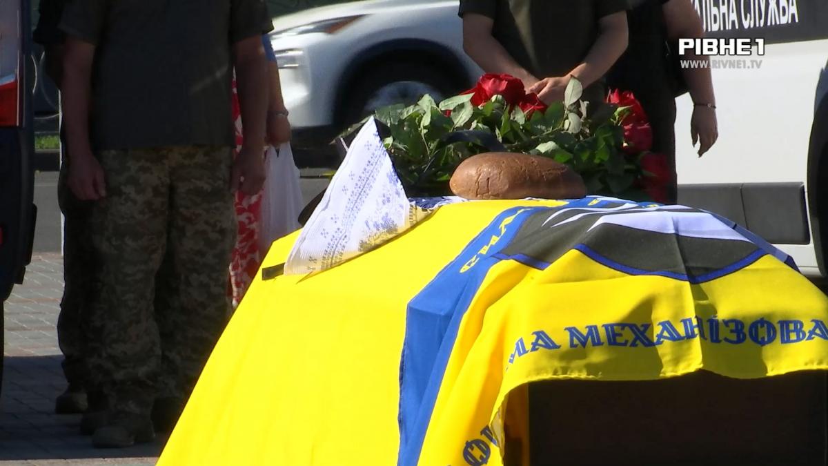 Вважалися зниклими безвісти: у Рівному попрощалися з двома захисниками (ВІДЕО)