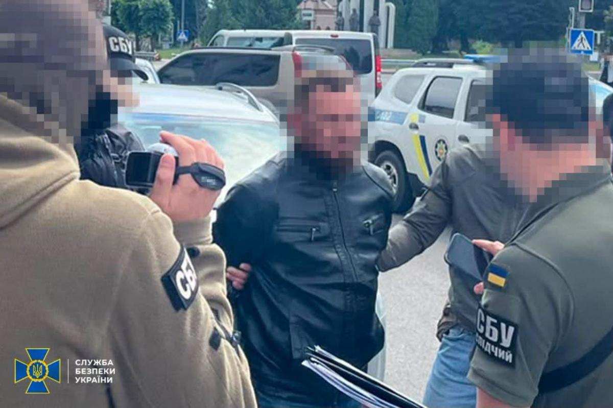 Коригував обстріли та готував замовні вбивства військових: СБУ затримала на Рівненщині агента фсб