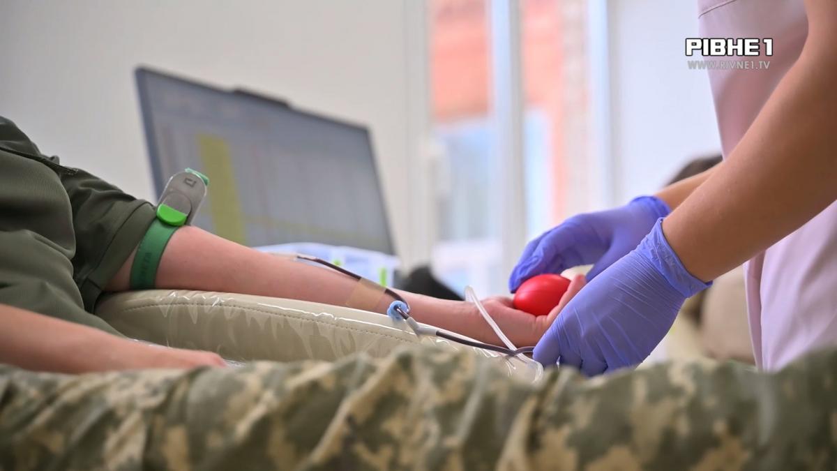 Замість зброї - краплі життя: понад пів сотні військових у Рівному стали донорами (ВІДЕО)