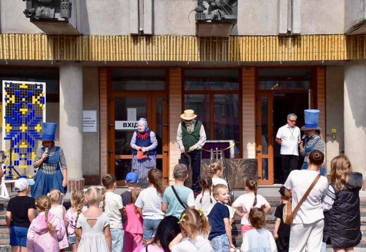 Ріпка, аквагрим і дитячий прапор: у Рівному відкрили новий творчий сезон театру ляльок