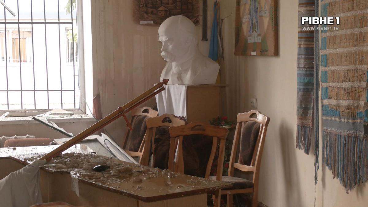 Удар по навчальному закладу в центрі Рівного: руйнування, десятки постраждалих і свідчення очевидців (ВІДЕО)