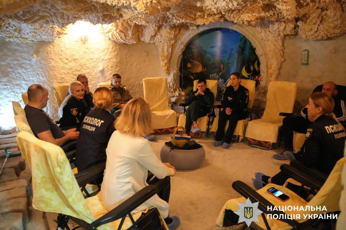 Подих спокою: поліцейські психологи Рівненщини організували галотерапію для поранених захисників (ФОТО)