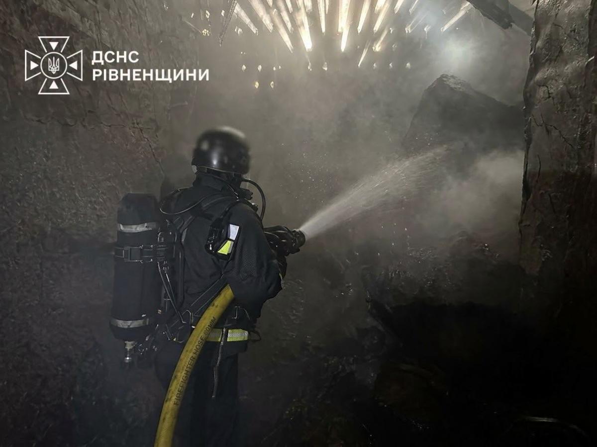 На Рівненщині рятувальники ліквідували наслідки ворожих ударів по цивільних об’єктах (ФОТО)