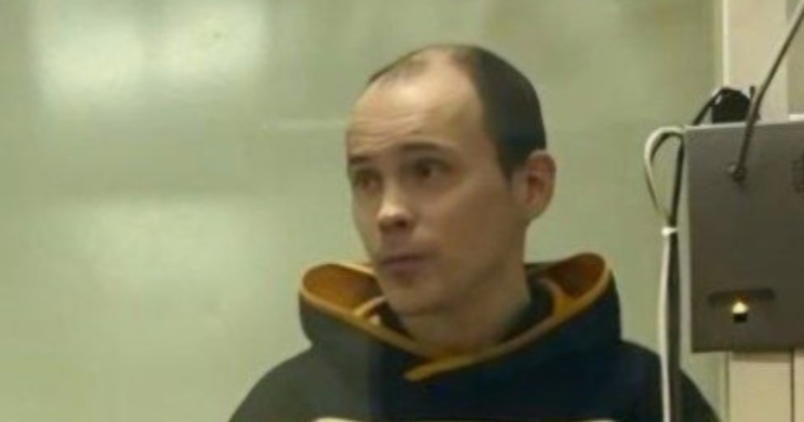 У росії блогер плюнув на георгіївську стрічкуі отримав тюремний строк суворого режиму (ВІДЕО)