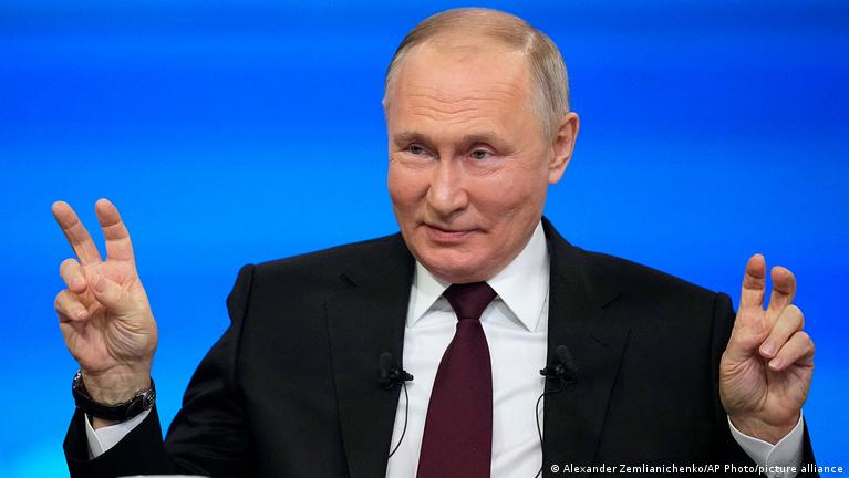 Хвороба, кашель та дивна поведінка: нездужання Путіна на форумі в РФ лякає розвідку Заходу