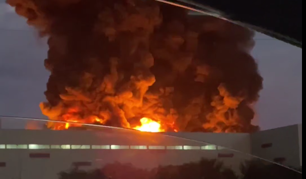 В россии горят два больших склада Wildberriesі и нефтебаза (ВИДЕО)