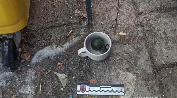 Во Львове дворник обнаружила возле мусорника гранату в чашке