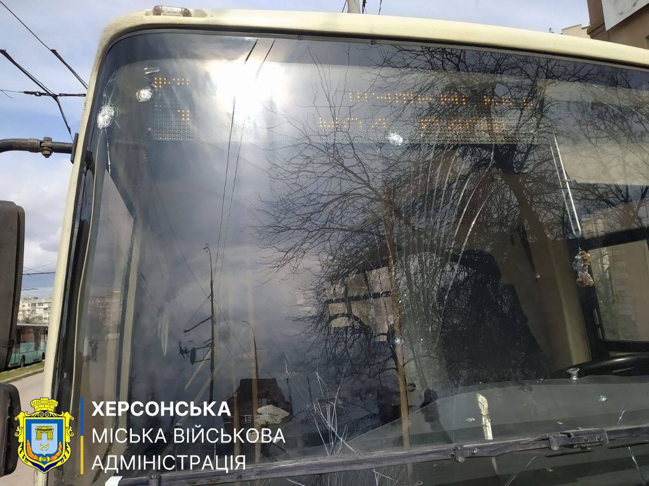 В Херсоне оккупанты прицельно атаковали дронами маршрутку и частный автомобиль