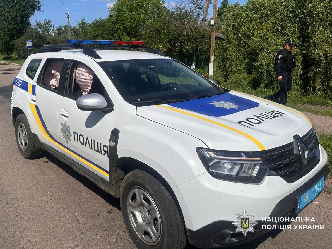На Чернігівщині російський дрон поцілив у службовий автомобіль поліції, є поранені