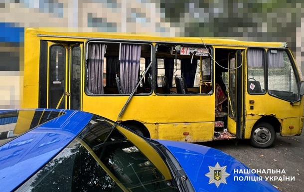 Дрон рф атаковал маршрутку в Херсоне, есть погибшие