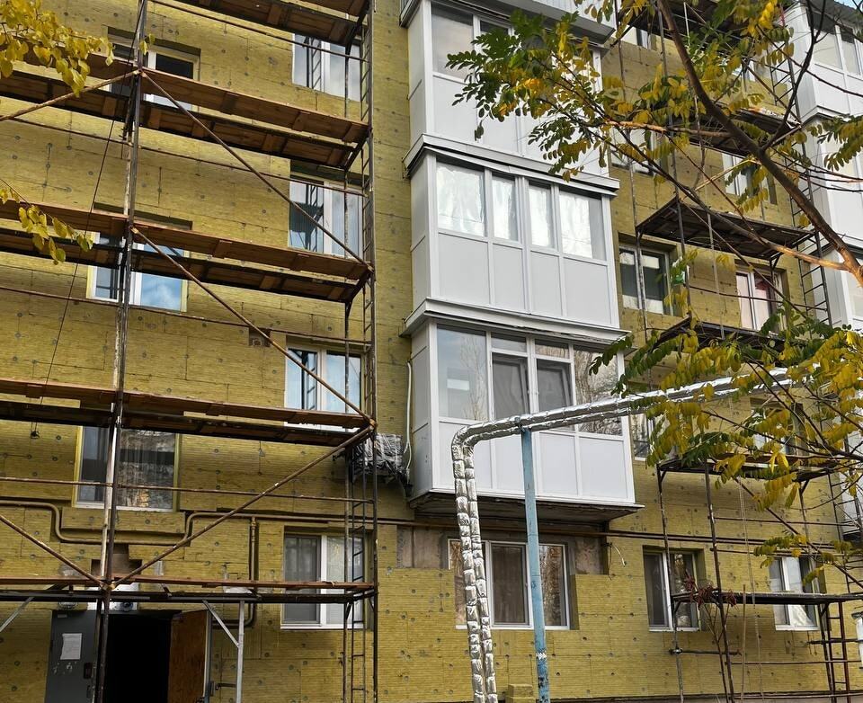 В Николаеве утепляют дом, поврежденный в результате ракетной атаки