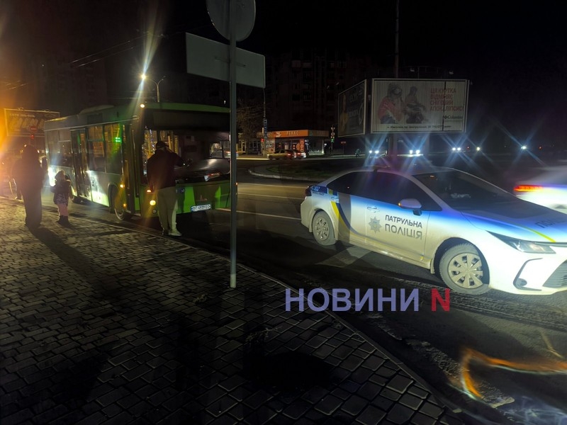 У центрі Миколаєва зіткнулися пасажирський автобус та електромобіль