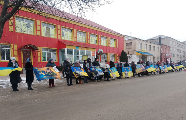 Прапори та фотографії в руках як символ надії: в Кривому Озері відбулася акція на підтримку військовополонених та зниклих безвісти захисників