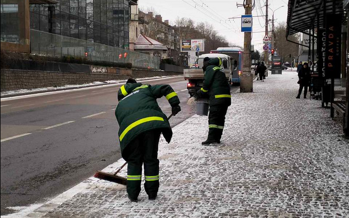 У миколаївських парках та на зупинках масово розсипають реагенти