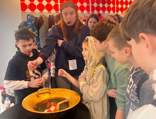 Наука, анатомія й закулісся сцени: три групи дітей з Миколаєва вирушили до Одеси, аби відвідати музеї й театр