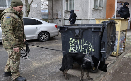 Поліція розшукує особу, яка викинула новонароджену дитину у контейнер із сміттям