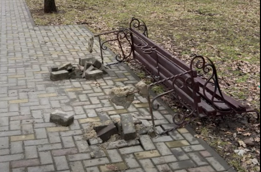 Вирвали прямо з бетоном: у Миколаєві вандали понівечили лавку у сквері (відео)