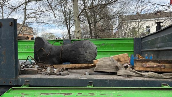 Після втрати статусу — під знесення: у Миколаєві демонтували пам’ятник Гмирьову