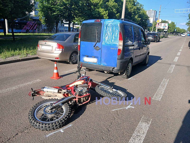 В Николаеве 15-летний мотоциклист врезался в Fiat: подростка госпитализировала «скорая»