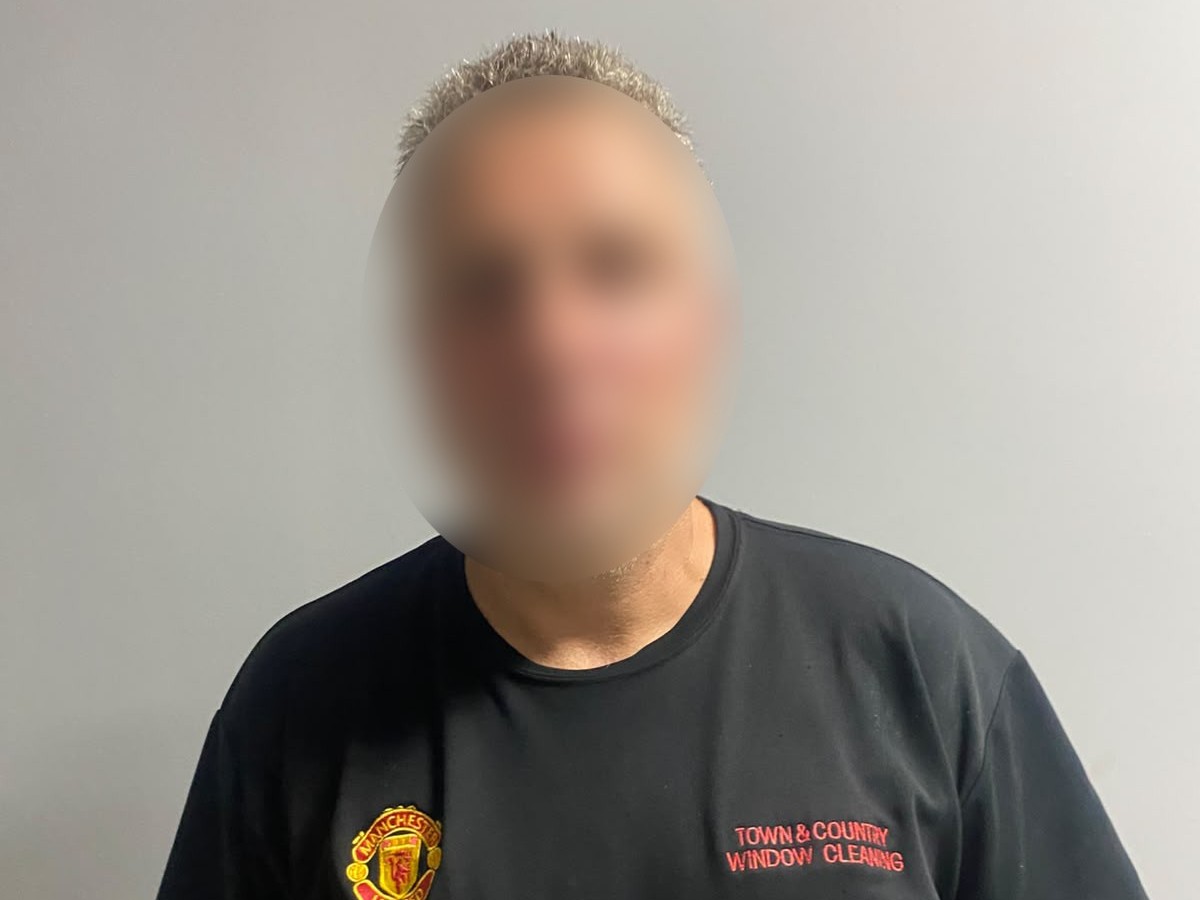 У центрі Миколаєва затримали хулігана: зупинив зі зброєю та трощив камінням мотоцикл