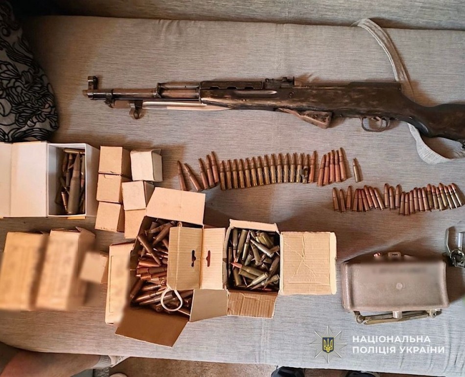 Поліцейські Дніпра затримали чоловіка за незаконне зберігання зброї та боєприпасів