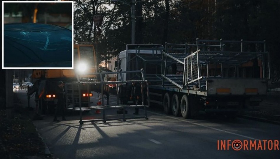 У Дніпрі металеві конструкції з вантажівки впав на автомобіль Toyota