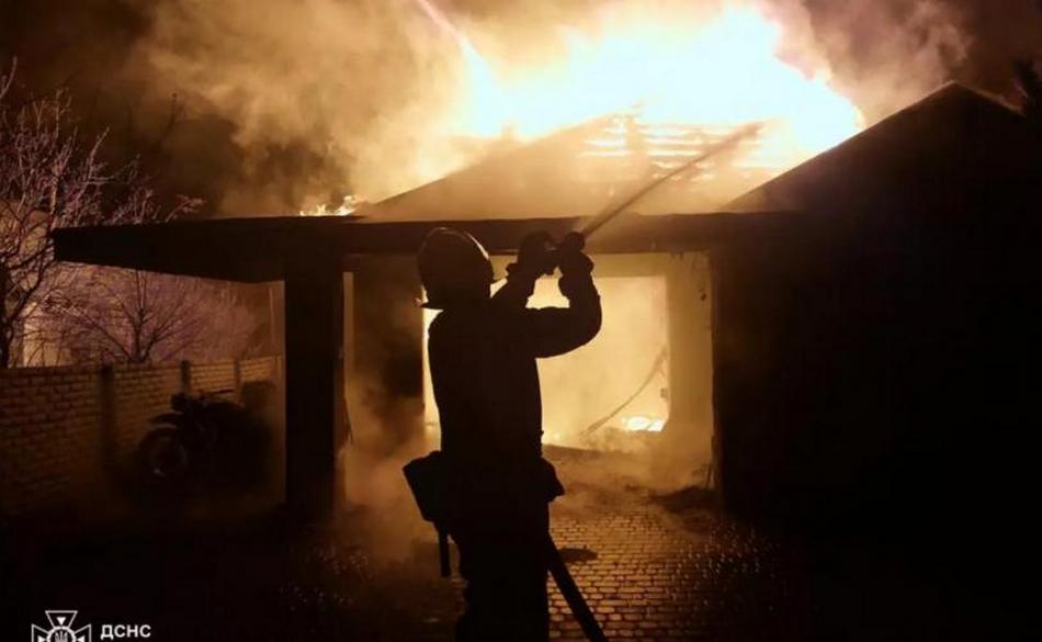 Масштабна пожежа під Кам’янським: спалахнув житловий будинок