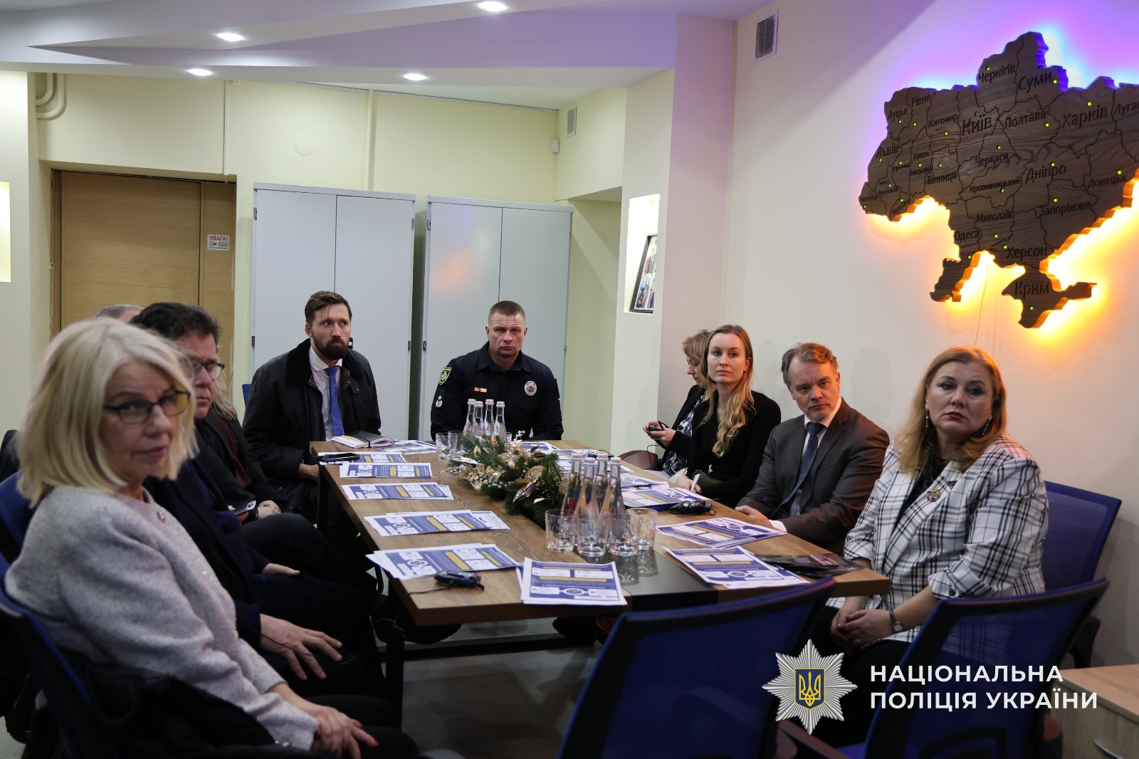 Поліція Дніпра показала свою роботу послам з Канади та країн Європи