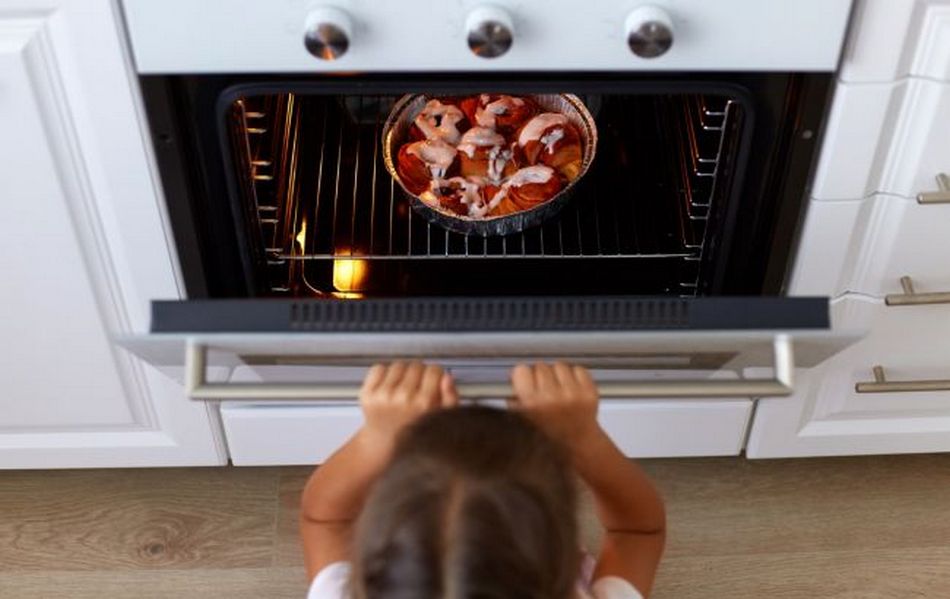 Ось як правильно розміщувати решітку в духовці для кожної страви