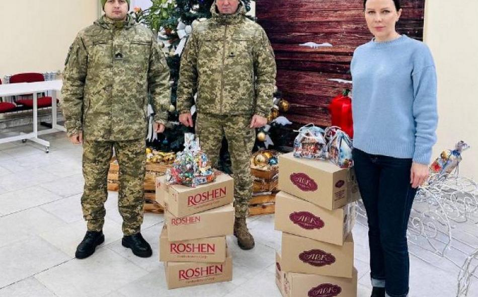 У міській раді Кам’янського передали подарунки дітям захисників